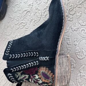 Western style open toeEmbroidered Black Ankle Boots/Size 7